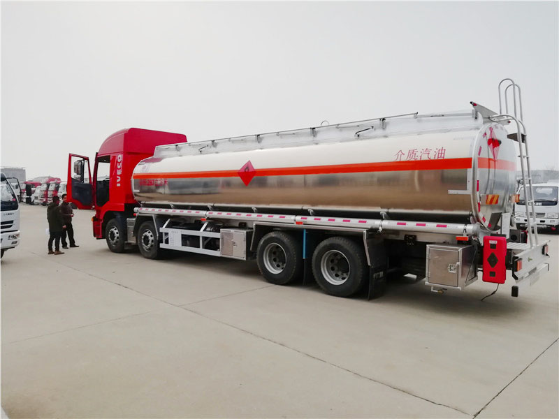 上汽紅巖29.7方前四后八鋁合金運油車，20噸運油車
